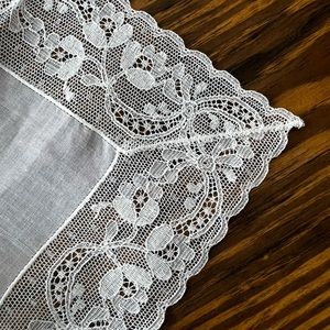 VINTAGE COMPLETE SET OF SIX LINEN NAPKINS